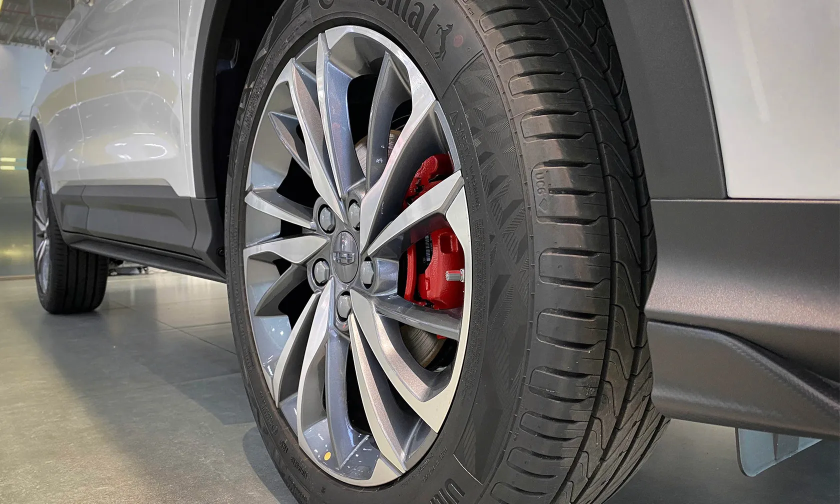 La-zăng 18 inch nổi bật với thiết kế sắc nét và bề mặt cơ bắp